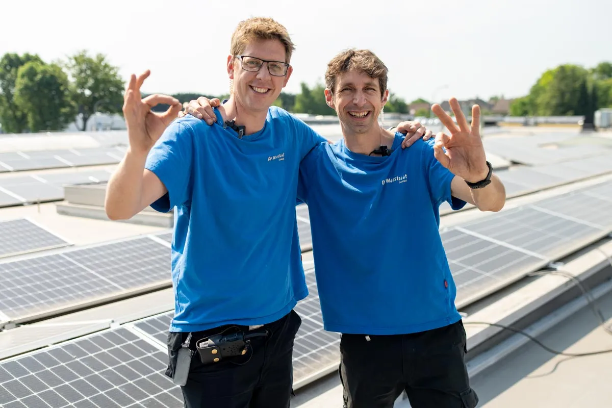 Ons team op het dak met zonnepanelen